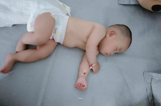 代怀包生男孩机构几个月宝宝会抬头